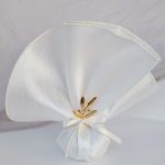 Μπομπονιέρα μαντήλι σαντούκ με κλαδί ελιάς