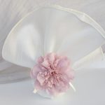 Μπομπονιέρα μαντήλι από μετάξι σαντούκ με υφασμάτινο λουλούδι