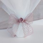 Μπομπονιέρα γάμου από τούλι με λουλούδι σε σάπιο μήλο