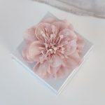 Μπομπονιέρα πολυτελές κουτί με διακοσμητικό λουλούδι