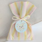 Μπομπονιέρα βάπτισης πουγκί ριγέ με ξύλινο διακοσμητικό