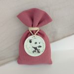 Μπομπονιέρα βάπτισης πουγκί με ξύλινο διακοσμητικό panda