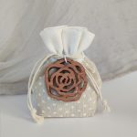 Μπομπονιέρα πουγκί με ξύλινο διακοσμητικό λουλούδι