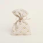 Μπομπονιέρα πουγκί εκρού με χρυσούς κύβους